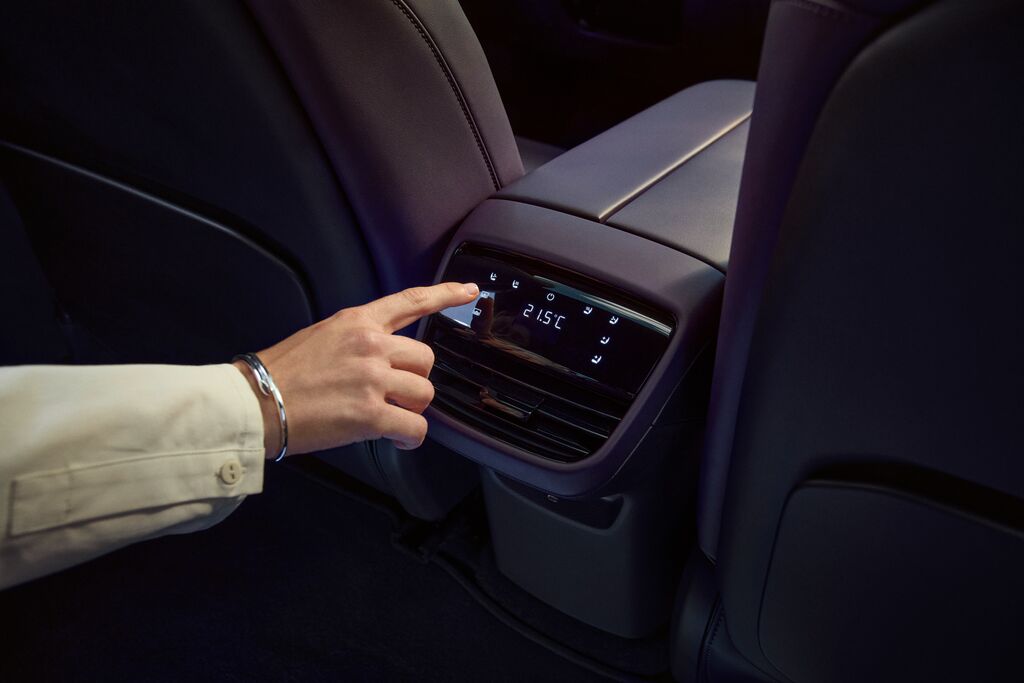 Medium 2025 CX 6E GER LHD C019 INT Purple White Leatherette Rearconsolepanel High%20 300Dpi